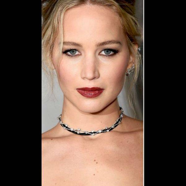 Jennifer Lawrence surgiu elegante e glamourosa no tapete vermelho da première do filme Passageiros, na Califórnia, com batom vermelho amarronzado